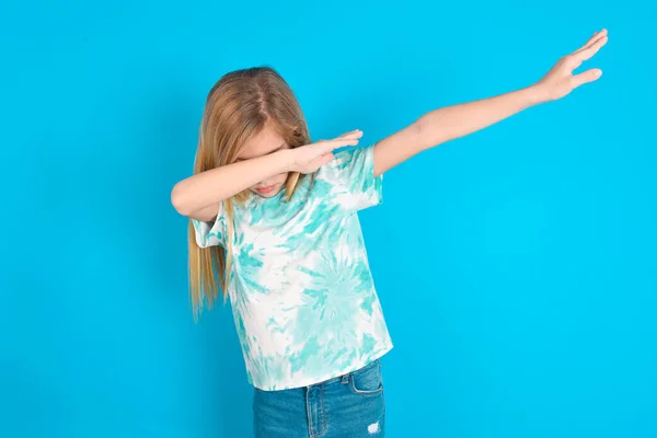 Photo Funky Little Caucasian Kid Girl Wearing Trendy Shirt Blue — Stock Photo, Image