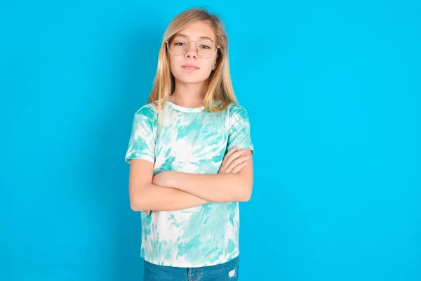 Zelfverzekerde Kleine Blanke Jongen Meisje Dragen Trendy Shirt Blauwe Achtergrond — Stockfoto