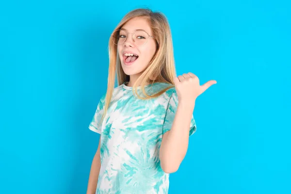 Indrukwekkend Klein Blank Meisje Draagt Trendy Shirt Blauwe Achtergrond Punt — Stockfoto