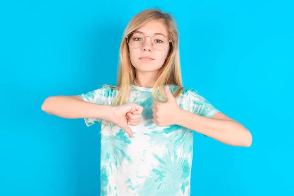 Pequeña Niña Caucásica Vistiendo Camiseta Moda Sobre Fondo Azul Mostrando —  Fotos de Stock