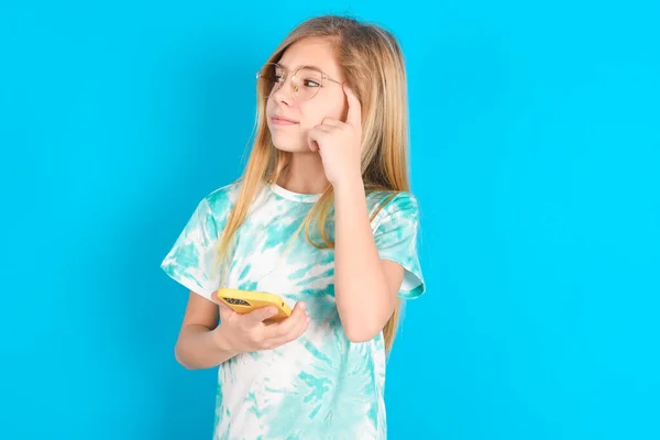 Petite Fille Enfant Caucasien Portant Shirt Tendance Sur Fond Bleu — Photo