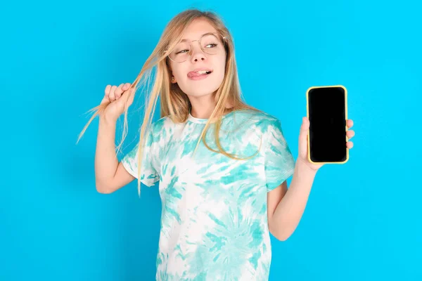 Foto Fin Söt Liten Kaukasiska Unge Flicka Bär Trendig Shirt — Stockfoto