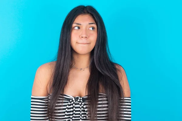 Verbazingwekkende Verbaasd Latijn Vrouw Dragen Mode Kleding Blauwe Achtergrond Bochten — Stockfoto