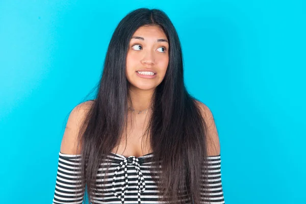 Opa Retrato Mulher Latina Vestindo Roupas Moda Sobre Fundo Azul — Fotografia de Stock