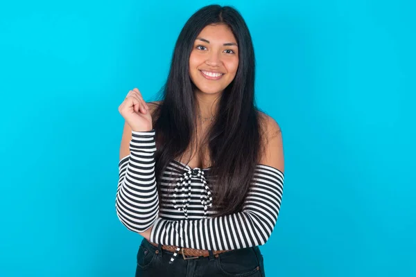 Vrolijke Latijnse Vrouw Draagt Mode Kleding Een Blauwe Achtergrond Met — Stockfoto