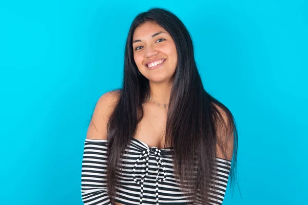 Mavi Arka Planda Giyinmiş Latin Bir Kadın Geniş Gülümsemeli Beyaz — Stok fotoğraf