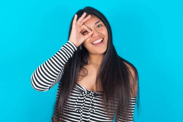 Latijn Vrouw Dragen Mode Kleding Blauwe Achtergrond Met Gelukkig Gezicht — Stockfoto