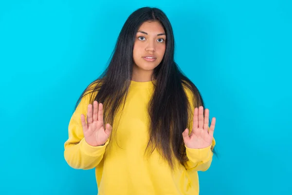 Latijnse Vrouw Draagt Gele Sweatshirt Blauwe Achtergrond Doen Stoppen Met — Stockfoto