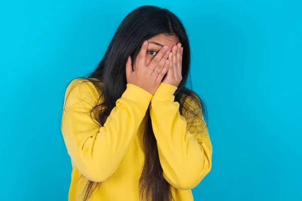 Lateinische Frau Die Ein Gelbes Sweatshirt Über Blauem Hintergrund Trägt — Stockfoto