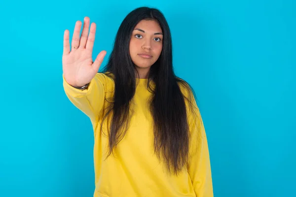 Mujer Latina Con Sudadera Amarilla Sobre Fondo Azul Haciendo Gesto — Foto de Stock