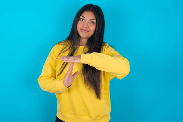 Mujer Latina Con Sudadera Amarilla Sobre Fondo Azul Siente Cansada — Foto de Stock