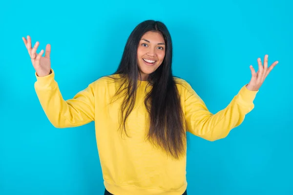 Mujer Latina Alegre Usando Sudadera Amarilla Sobre Fondo Azul Haciendo — Foto de Stock