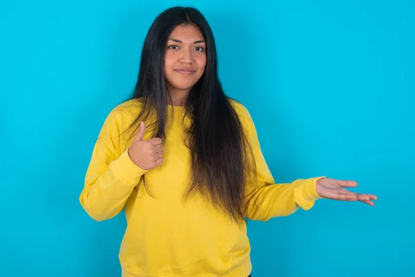 Vrolijke Vrolijke Latijnse Vrouw Draagt Gele Sweater Blauwe Achtergrond Met — Stockfoto