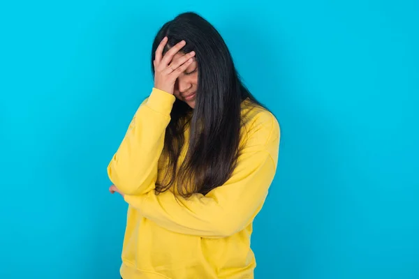 Latinamerikansk Kvinna Bär Gul Tröja Över Blå Bakgrund Gör Facepalm — Stockfoto