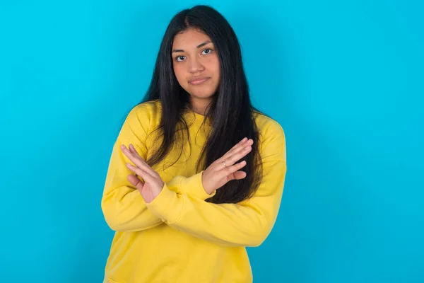 Latijn Vrouw Draagt Geel Sweatshirt Blauwe Achtergrond Heeft Afwijzing Boos — Stockfoto