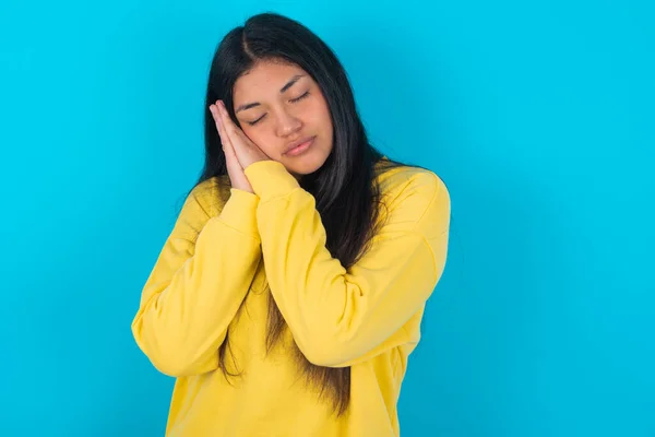 Relájate Duerme Mujer Latina Cansada Usando Sudadera Amarilla Sobre Fondo —  Fotos de Stock