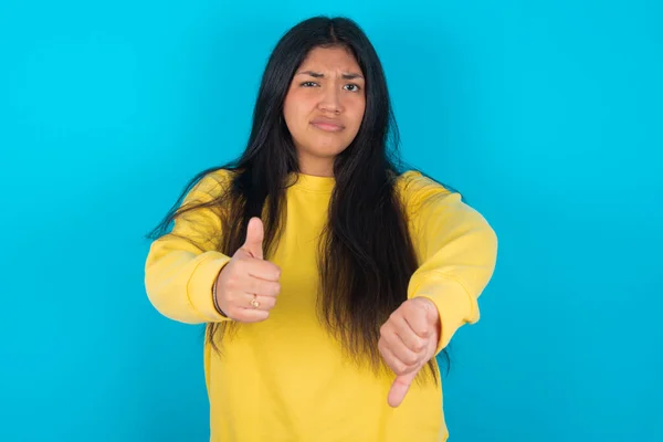 Latin Woman Wearing Yellow Sweatshirt Blue Background Feeling Unsure Making — Stock Photo, Image