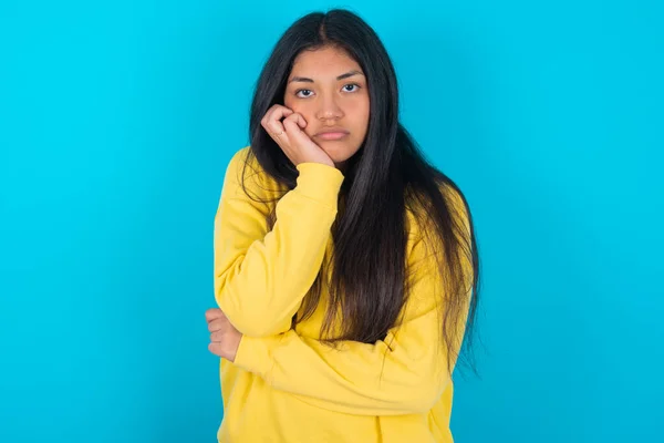 Femme Latine Très Ennuyée Portant Sweat Shirt Jaune Sur Fond — Photo