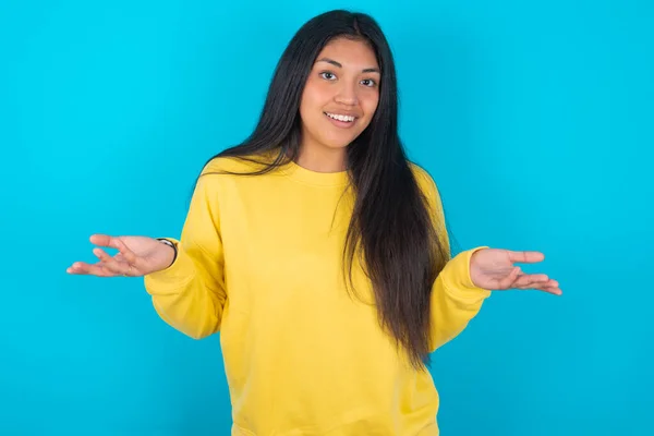 What Portrait Arrogant Latin Woman Wearing Yellow Sweatshirt Blue Background — Stock Photo, Image