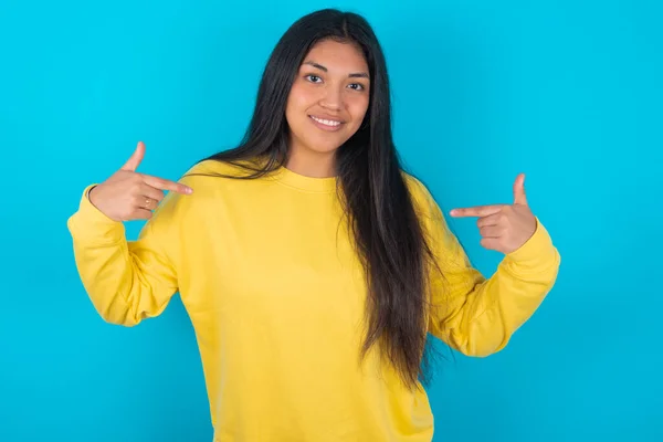 Pick Confident Self Assured Charismatic Latin Woman Wearing Yellow Sweatshirt — Stock Photo, Image