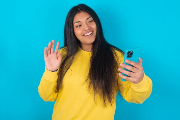 Portret Van Vrolijke Vriendelijke Latijnse Vrouw Met Geel Sweatshirt Blauwe — Stockfoto