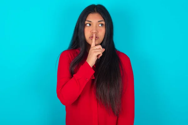Latin Woman Wearing Red Shirt Blue Background Makes Silence Gesture — Stock Photo, Image