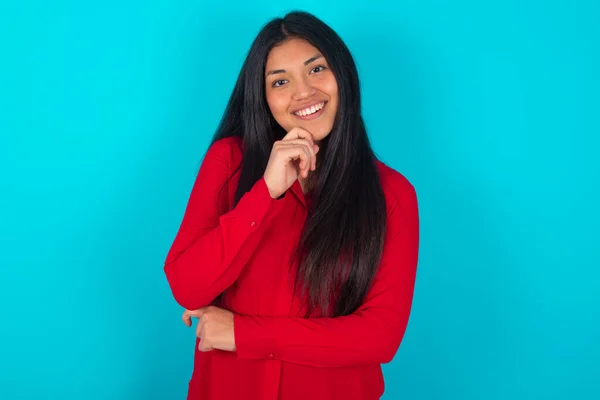 Mavi Arka Planda Kırmızı Tişört Giyen Latin Kadın Mutlu Bir — Stok fotoğraf
