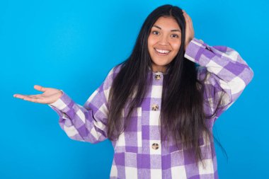 Mavi arka plan üzerine ekose gömlek giyen Latin kadının el ele tutuşup teklif sunmasına şaşırdım.