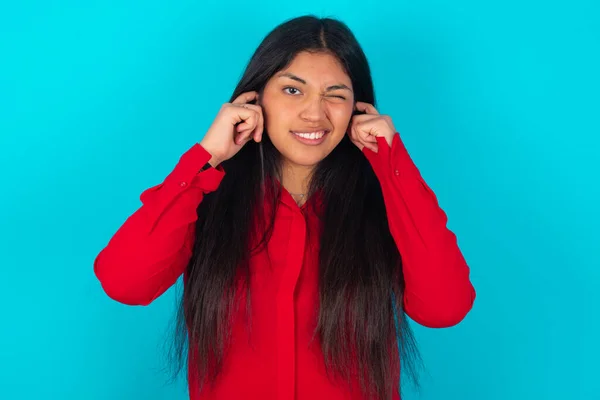Happy Latin Woman Wearing Red Shirt Blue Background Ignores Loud — Stock Photo, Image