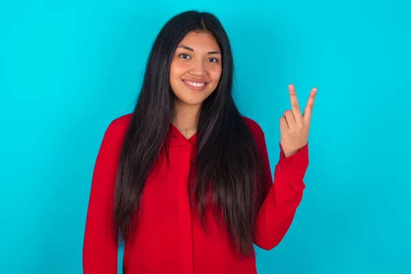Mavi Arka Planda Kırmızı Tişört Giyen Latin Kadın Gülümsüyor Arkadaş — Stok fotoğraf