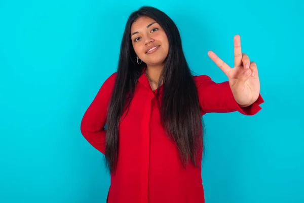 Latin Woman Wearing Red Shirt Blue Background Directs Fingers Camera — Stock Photo, Image