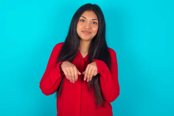 Mujer Latina Vistiendo Camiseta Roja Sobre Fondo Azul Hace Patas — Foto de Stock