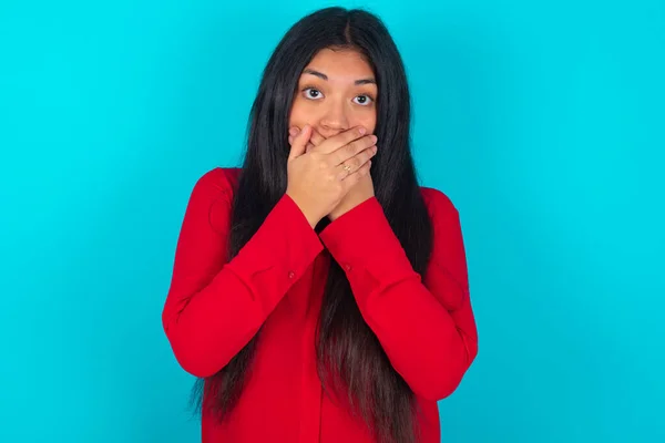 Stunned Latin Woman Wearing Red Shirt Blue Background Covers Mouth — Stock Photo, Image