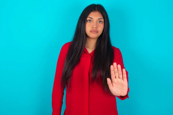 Femme Latine Portant Rouge Shirt Sur Fond Bleu Montre Stop — Photo