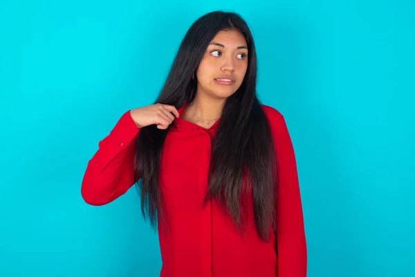 Mulher Latina Vestindo Camiseta Vermelha Sobre Fundo Azul Estressado Ansioso — Fotografia de Stock