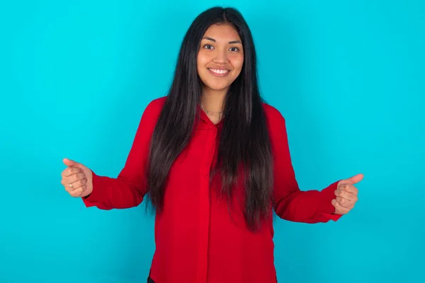 Gelukkig Latijn Vrouw Dragen Rode Shirt Blauwe Achtergrond Holding Lege — Stockfoto