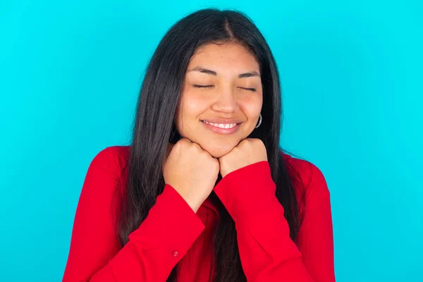 Fröhliche Lateinamerikanische Frau Trägt Rotes Shirt Über Blauem Hintergrund Mit — Stockfoto