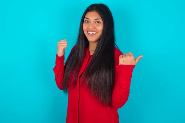 Gay Cool Latin Vrouw Dragen Rood Shirt Blauw Achtergrond Wijzend — Stockfoto
