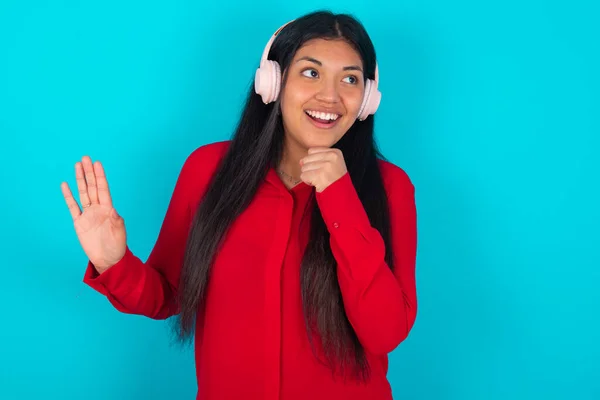 Mujer Latina Feliz Vistiendo Camiseta Roja Sobre Fondo Azul Canta —  Fotos de Stock