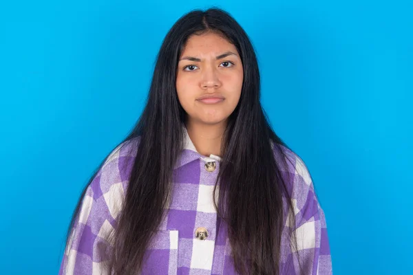 Mujer Latina Disgustada Con Camisa Cuadros Sobre Fondo Azul Frunce — Foto de Stock