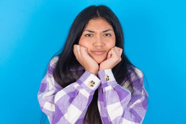 Retrato Mulher Latina Triste Vestindo Camisa Xadrez Sobre Fundo Azul — Fotografia de Stock