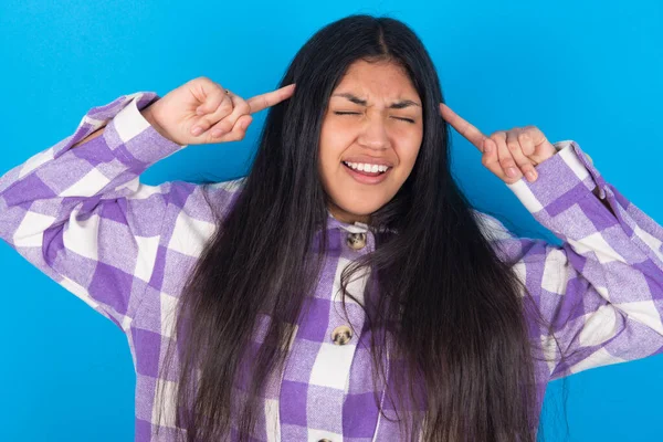 Foto Mujer Latina Loca Usando Camisa Cuadros Sobre Fondo Azul — Foto de Stock