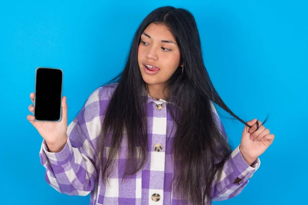 Foto Bonita Mujer Latina Con Camisa Cuadros Sobre Fondo Azul — Foto de Stock