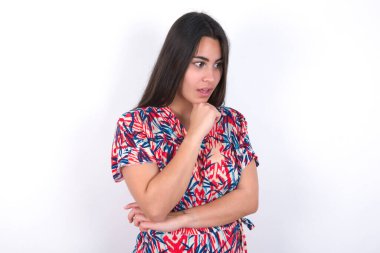 Şaşırtıcı bir şekilde ağzı açık bir kız yana bakıyor..