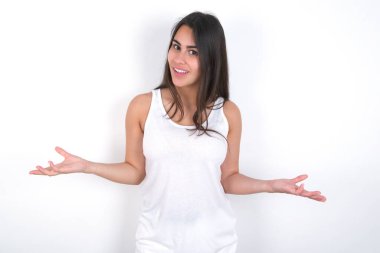 Ne olmuş yani? Küstah, güzel esmer bir kadının portresi beyaz bir bluz giyiyor, omuz silkiyor, yan yana gülümsüyor, nefes nefese kalmış, bariz bir şey söylüyor..