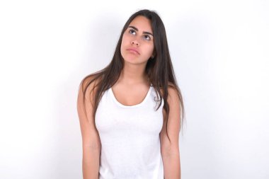 Hüzünlü, sıkkın kız kaşlarını çatmış yukarı bakıyor, çok fazla konuşmaktan rahatsız oluyor, yorgun hissediyor ve gitmek istiyor..