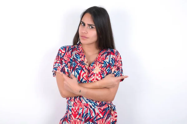 Schöne Brünette Frau Farbenfrohem Kleid Über Weißen Wand Kreuzt Arme — Stockfoto