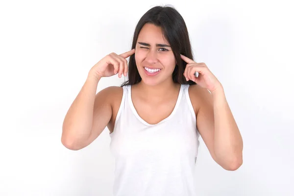 Gelukkig Brunette Vrouw Het Dragen Van Witte Top Witte Muur — Stockfoto