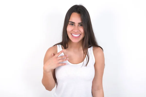 Morena Mujer Vistiendo Blanco Superior Sobre Blanco Pared Sonrisas Con — Foto de Stock