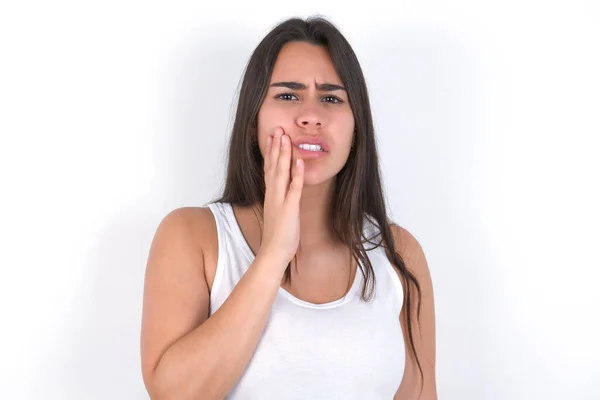 Концепция Зубной Боли Красивая Брюнетка Белом Топе Чувствуя Боль Держа — стоковое фото